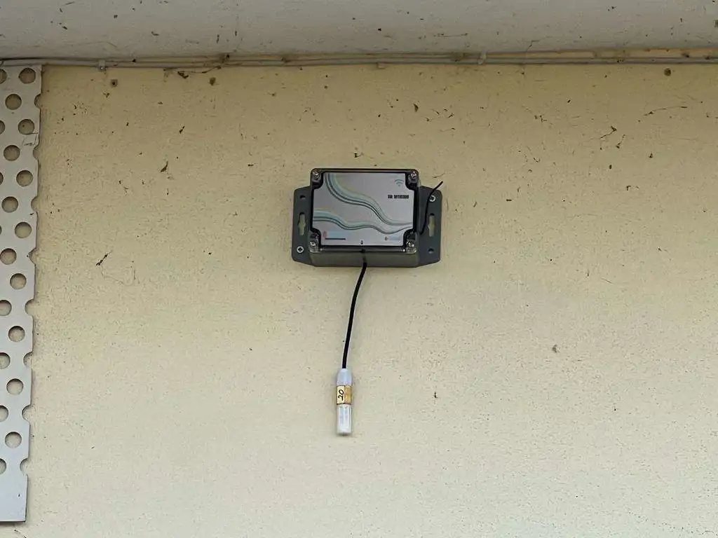 Wie wird die Installation des Umgebungsfeuchtigkeits- und Temperatursensors durchgeführt?