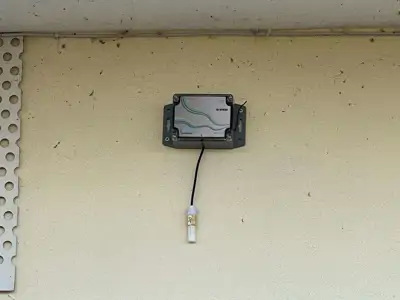 Как выполнить установку датчика температуры и влажности окружающей среды?