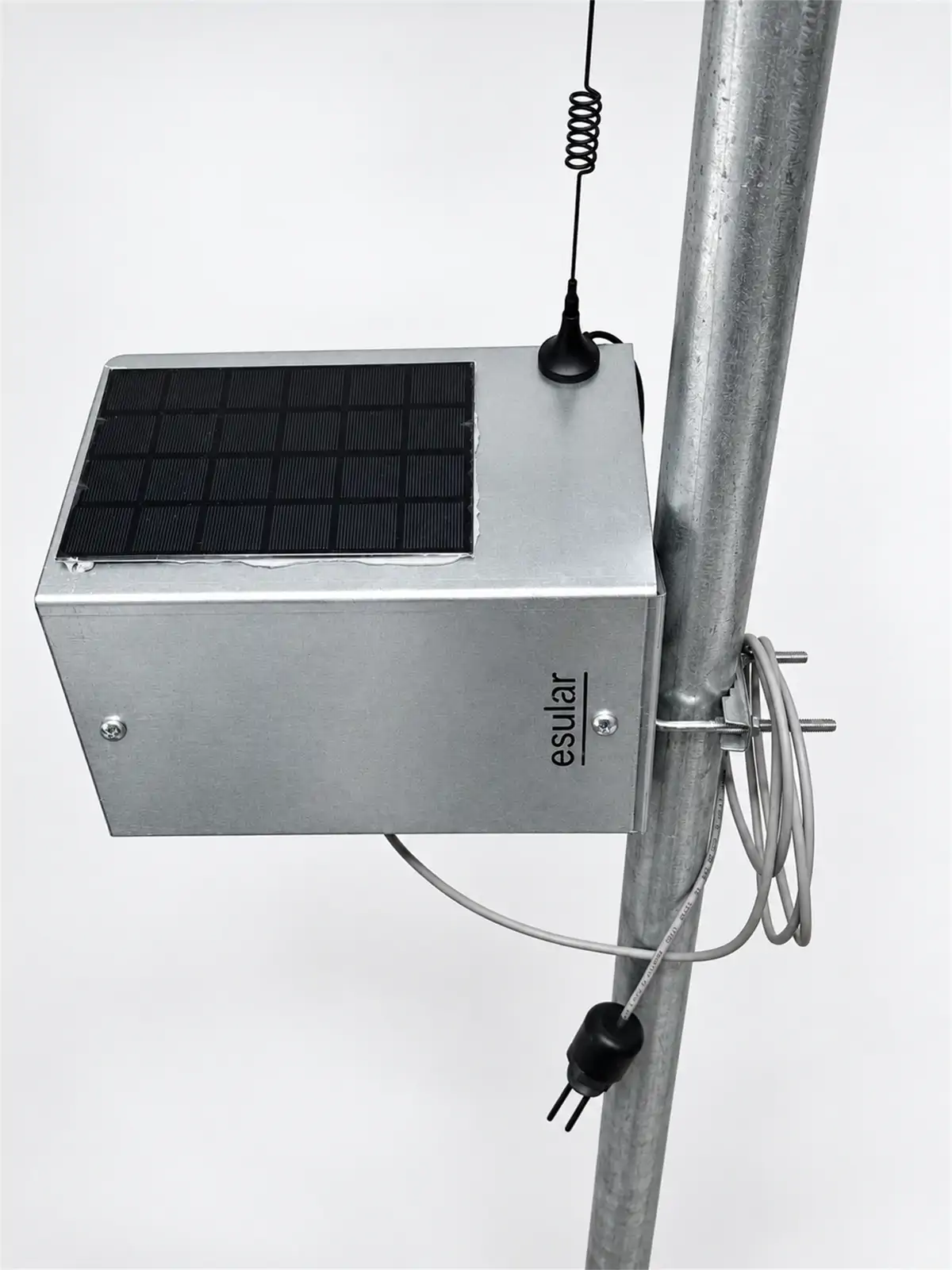 Smart-Valve GSM anteni ve solar panelli gövdesi yakın çekim