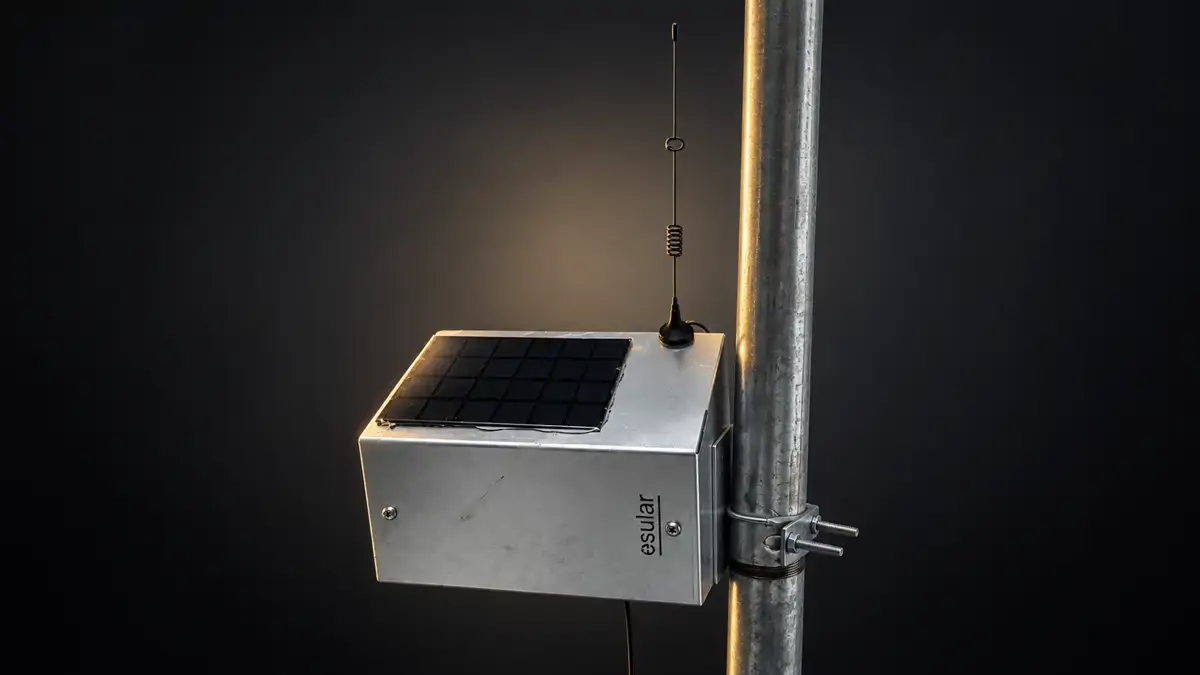 Smart-Valve GSM solar vana kontrol ünitesi koyu zeminde